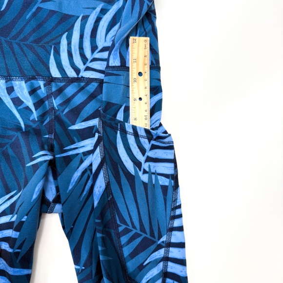 🌴 Old Navy Active Go-Dry 3/4 Capri Leggings Blue Palm Medium Pockets Retail $45 - Picture 5 of 13